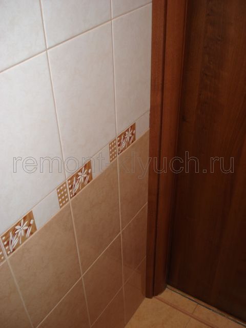 Устройство полов и порожка в туалетной комнате из керамических плиток стандартного размера, устройство керамического бордюра 